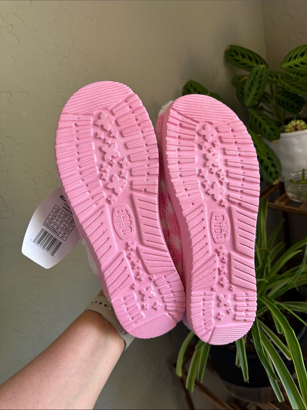 Hey Dude Pink & White Plush Heart Slipper size 7 new with tags - Picture 4 of 6